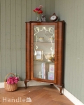 ガラスの模様もキレイなアンティークのコーナーガラスキャビネット（飾り棚）