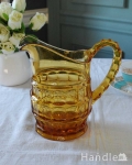 透き通るアンバーカラーが上品なアンティークプレスドグラスのピッチャー（ウォータージャグ）