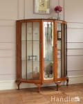 美しいガラス扉のアンティーク家具、英国輸入のガラスキャビネット（飾り棚）