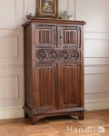 華やかなアンティーク家具、彫りが美しいウォルナット材のカップボード