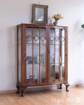 イギリス輸入のアンティーク家具、木の装飾が可愛いガラスキャビネット（ショーケース）