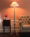 フランスからやってきた彫刻が優雅なフロアランプ(E26球付)