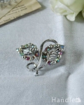 七色にキラキラ輝くイギリス輸入のアンティークブローチ （ヴィンテージアクセサリー）
