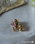 ピンク色のお花が付いたゴールドのアンティークブローチ