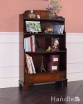 飾りながらオシャレに収納できるブックシェルフ、英国のアンティーク家具