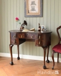 カーブした曲線が美しい優雅なアンティークライティングデスク