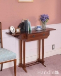 天板のかたちもお洒落な伸張式アンティークサイドテーブル（バタフライテーブル）
