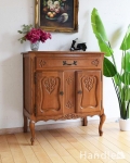リビングで使えるフレンチキャビネット、南仏デザインのアンティーク家具 