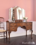 三面鏡の大きなミラーでお部屋も広く明るく、英国のアンティークドレッシングテーブル(デスク)