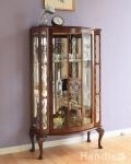 英国のクラシックなアンティーク家具、ミラーがキラキラ輝くガラスキャビネット（飾り棚）