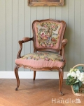 王子さまとお姫さまの刺繍が華やかなフランスのアンティーク プチポワンチェア