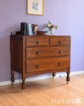 英国の定番アンティーク家具、色も木目も美しい３段チェスト 
