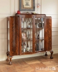 イギリスから到着したアンティーク家具、木目の美しさが際立つガラスキャビネット