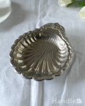 英国アンティークシルバープレート製、装飾が豪華なシェルの形をした器（バターディッシュ）