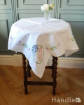 フランスで見つけたアンティーク、お花の刺繍が華やかなテーブルクロス