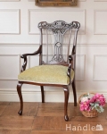 英国で出会った優雅なアンティークのアームチェア、透かし彫りが美しいサロンチェア