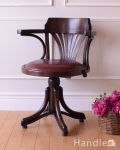 アンティーク風の雰囲気が漂う、クルクル回るデスクチェア