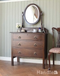 たっぷりの収納と丸いミラーがポイント、英国デザインのアンティークのドレッサー