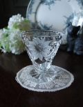 お花のカッティングが美しい脚付きベース　アンティークプレスドグラス