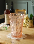 サーモンピンクのフラワーベース（花器）アンティーク プレスドグラス　