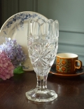 花びらのようなカッティングが華やかな、脚付きのフラワーベース（花器）、アンティークプレスドグラス