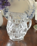 コロンと愛らしいフォルムのアンティークプレスドグラス、ピッチャー