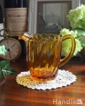流れるような装飾、アンバーカラーが上品なアンティークのピッチャー（プレスドグラス）