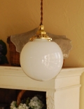 ミルクガラスボールのペンダントライト(コード・シャンデリア電球・ギャラリーA付き)