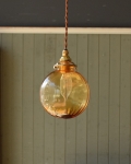 ストライプ入りのガラスボール（アンバー）、ペンダントライト（コード・シャンデリア球・ギャラリーA付き）