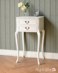 フランス輸入のアンティーク家具、優美なホワイトペイントのベッドサイドチェスト 
