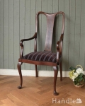 背もたれの象嵌がとても美しい、イギリスの豪華なアンティークアームチェア