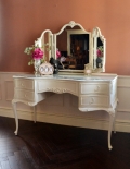 アンティークのフレンチインテリア、ホワイト色のドレッサー（三面鏡）