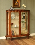 ゴージャスなアンティーク家具、美しい模様が入ったガラスキャビネット