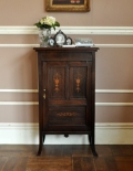 英国アンティークの家具、ウォルナット材の小さなカップボード