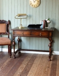 イギリスのシックなアンティーク家具、書斎で使うライティングデスク