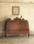 シックなチョコ色のアンティーク家具、英国デザインのサイドボード