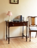 ツイスト脚が美しいアンティーク家具、コンパクトなライティングデスク
