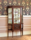 上品なアンティークの英国家具、女性らしいガラスキャビネット（ショーケース）