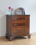 高級感のあるアンティーク英国家具、木目が特に美しいチェストオブドロワーズ