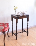 脚のデザインが美しい小さなテーブル、アンティークのオケージョナルテーブル