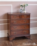 アンティークの英国家具、便利なベッドサイドチェスト（チェストオブドロワーズ）