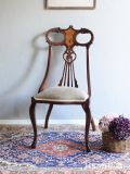 アールデコスタイルのアンティークサロンチェア、透かし彫りと象嵌の背もたれが美しい椅子