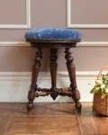 彫りがたっぷりと施された３本脚が美しい、ブルーの張り地アンティークスツール