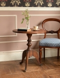 フランスで買い付けたアンティーク家具、丸い天板のサイドテーブル