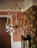 ガラスパーツが美しいアンティーク照明、キレイなシャンデリア（４灯）（Ｅ17シャンデリア球付）