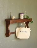 フック付のナチュラルなウッドシェルフ、アンティークウォールシェルフ（棚付き）