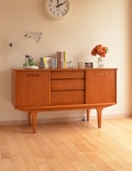 シンプルなビンテージ家具、チーク材のサイドボード（テレビ台）
