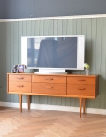 Austin Suite社製のヴィンテージチェスト、シンプルモダンなサイドボード