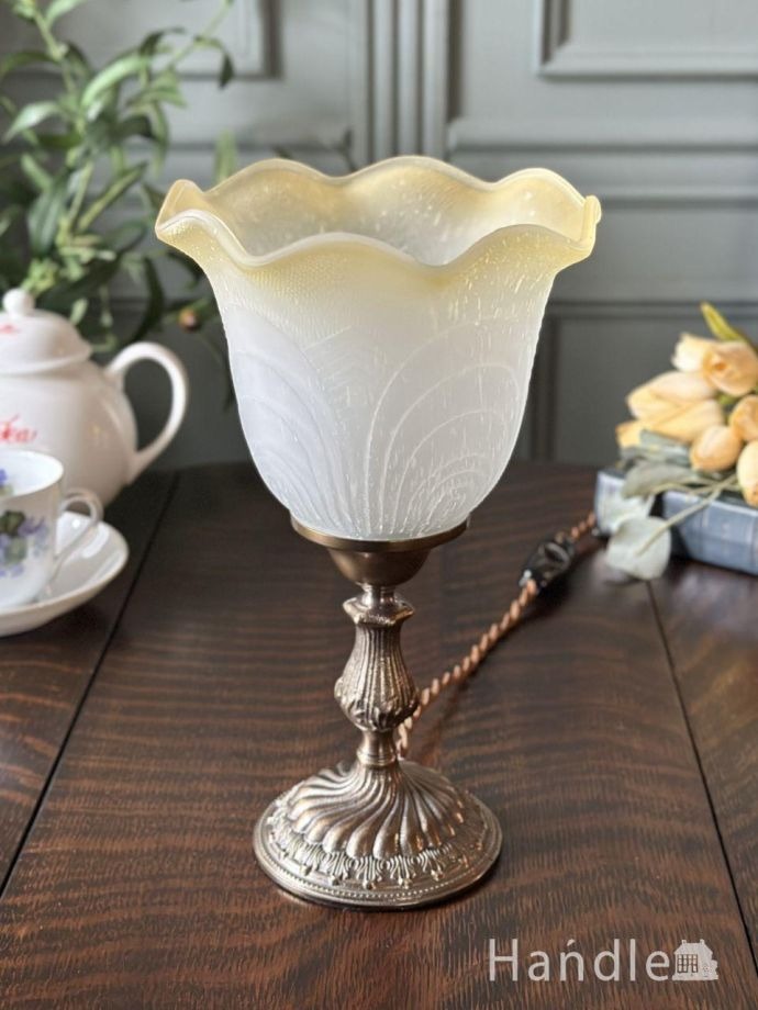 ふんわり広がるガラスシェードが美しい、真鍮製のアンティーク調テーブルライト