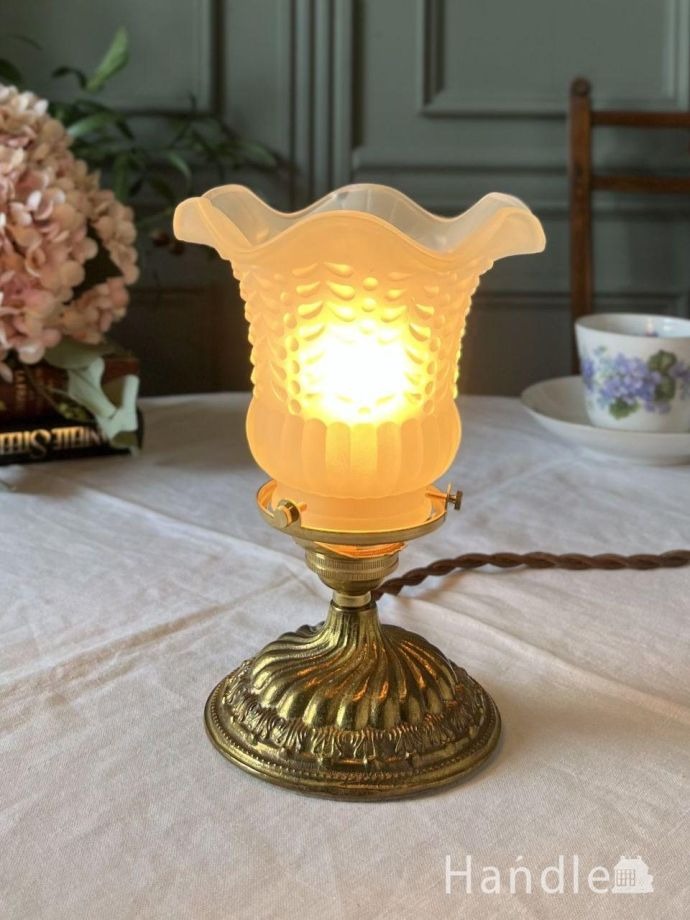 イギリスから届いた気軽に使えるアンティーク照明、キラキラ輝く真鍮製のテーブルランプ